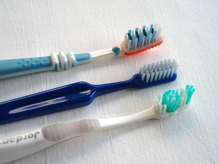 Ganti sikat gigi secara teratur